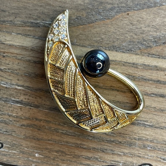 Brooch Gold Tone, Rhinestone, Faux Tahitian Pearl, Classy, Elegant, Formal - Picture 1 of 10